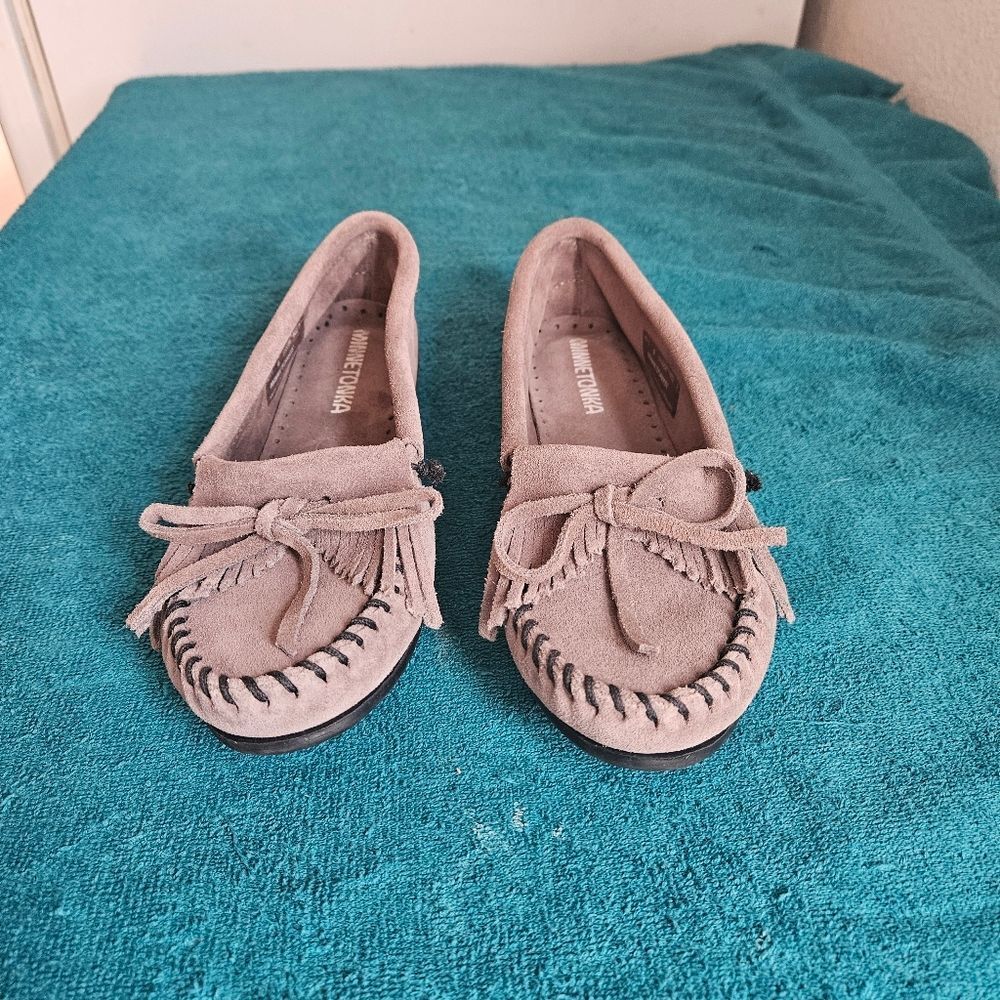 ​Minnetonka Suede Kilty Hardsole Moccasins Size 6 Taupe